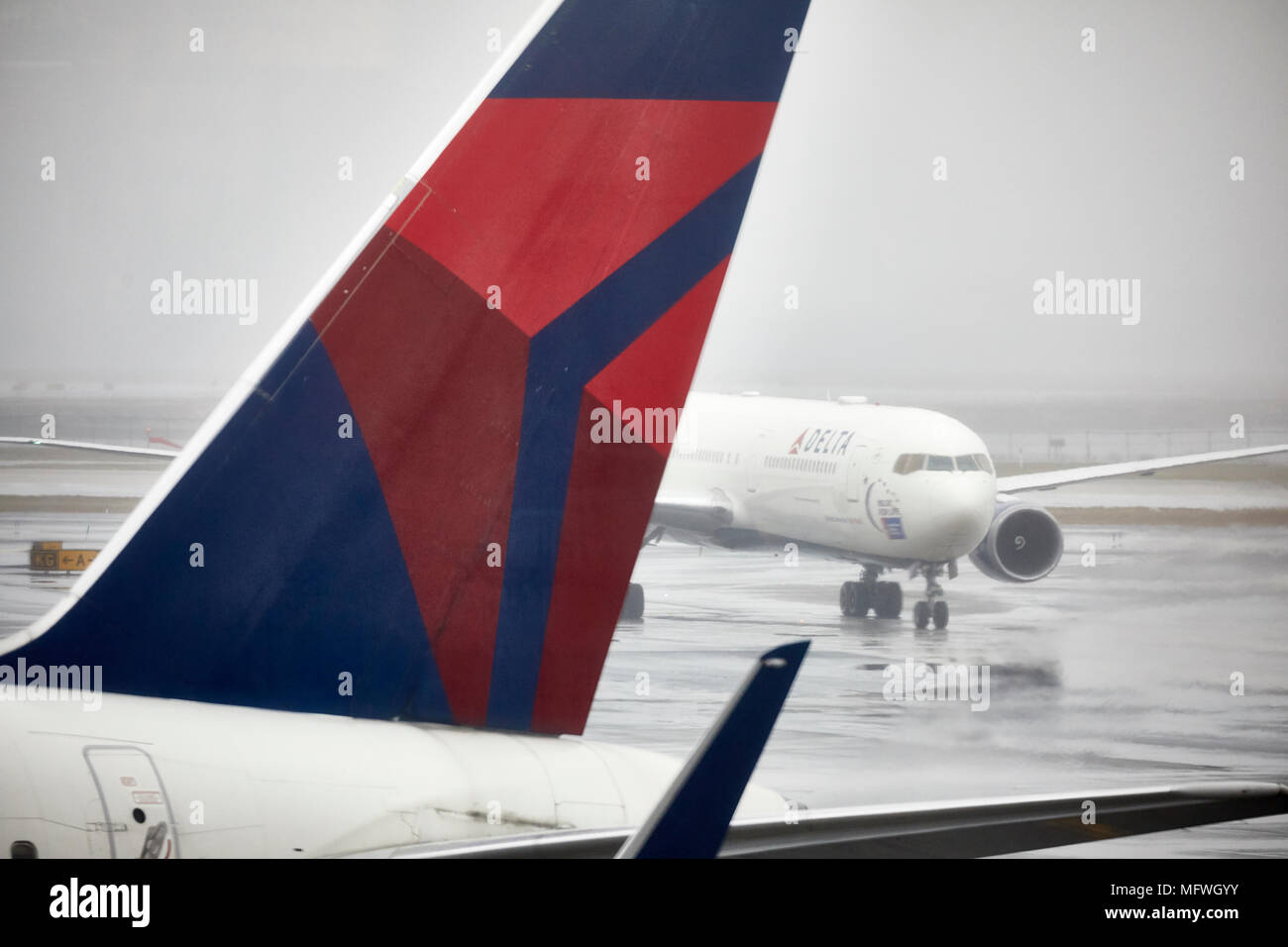 JFK, John F. Kennedy International Airport Delta airlines at terminal 4 Stock Photo Alamy