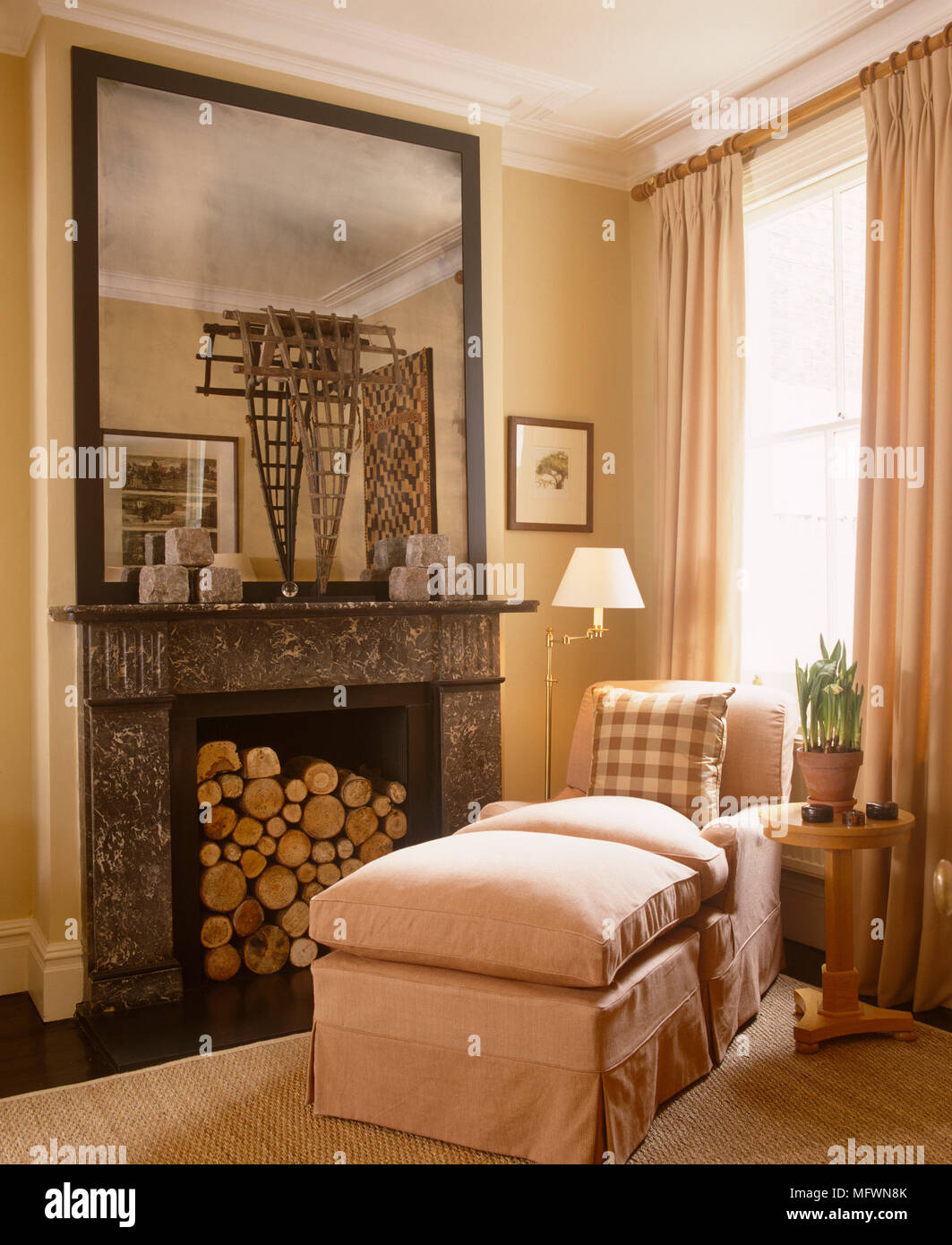 Ottoman In Front Of Fireplace atelieryuwa.ciao.jp