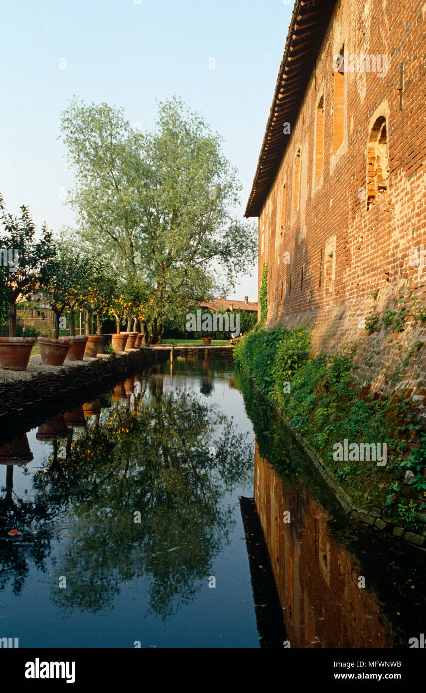 Exterior of Italian, rustic country villa with moat Stock Photo
