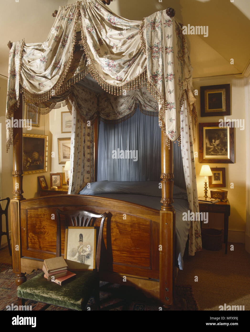 Wooden four poster bed hires stock photography and images Alamy