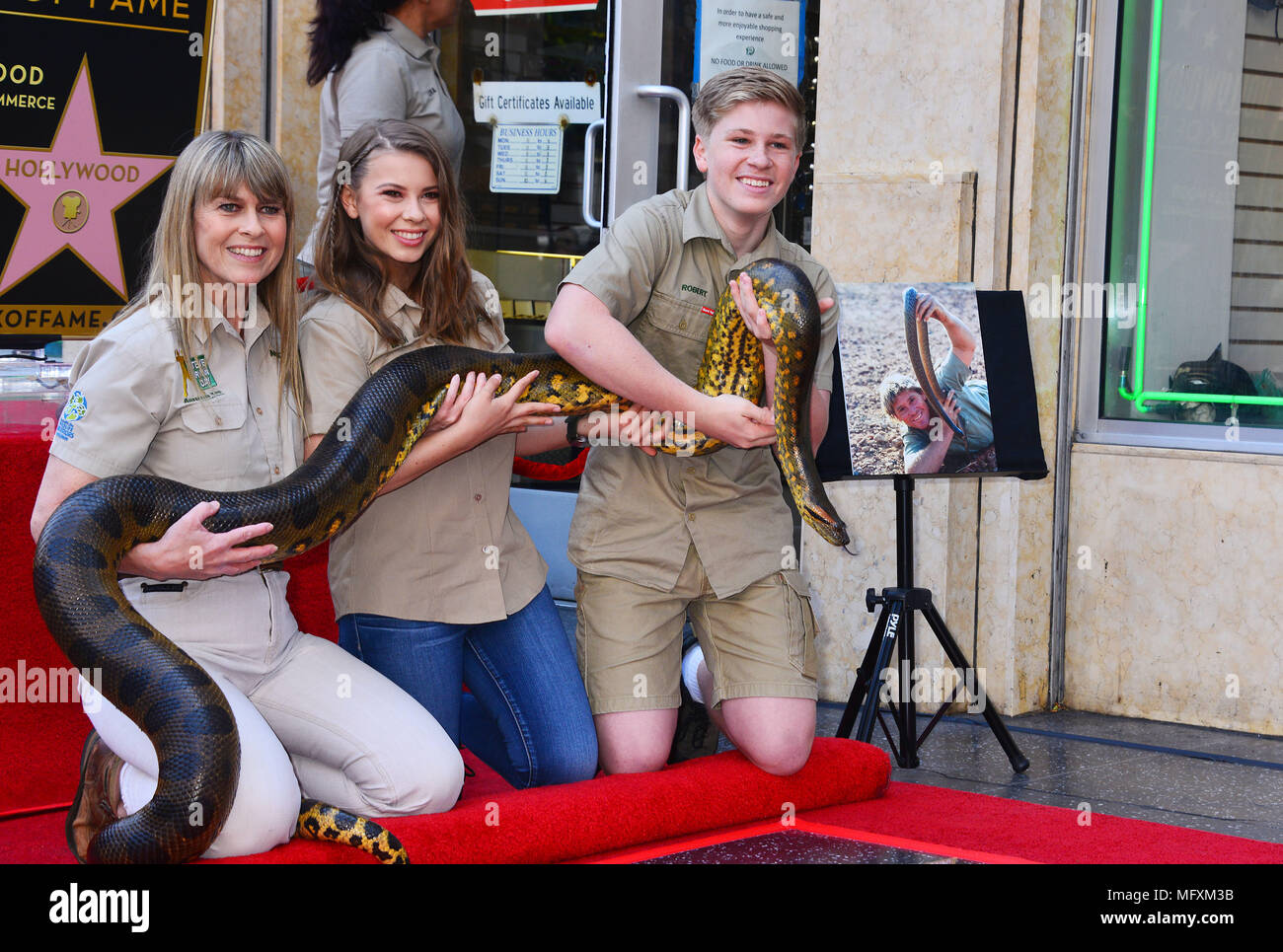 Steve Irwin star - 032 Terri, Dindi, Robert, Terri Irwin, Bindi Irwin ...