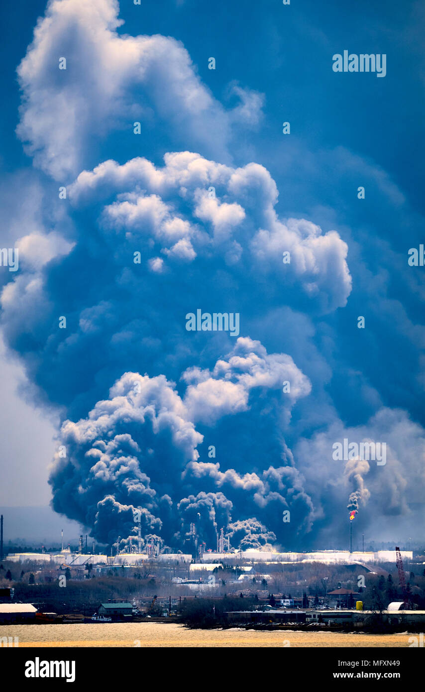 Superior, Wisconsin, USA. 26th April 2018. Husky Oil Refinery factory at Superior, Wisconsin had explosion, large mushroom smoke erupting. Credit: LIKE HE/Alamy Live News Stock Photo