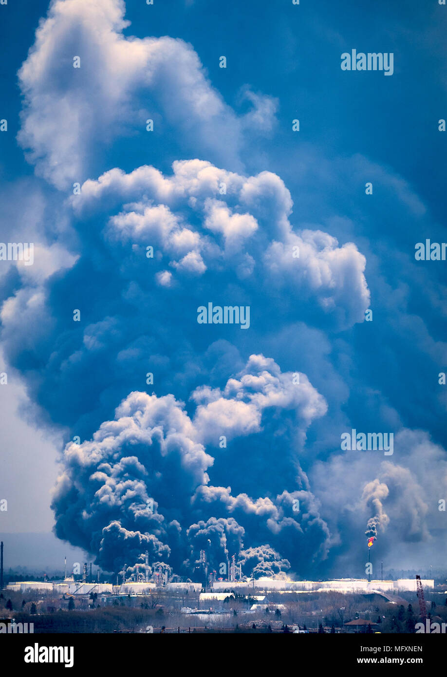Superior, Wisconsin, USA. 26th April 2018. Husky Oil Refinery factory at Superior, Wisconsin had explosion, large mushroom smoke erupting. Credit: LIKE HE/Alamy Live News Stock Photo
