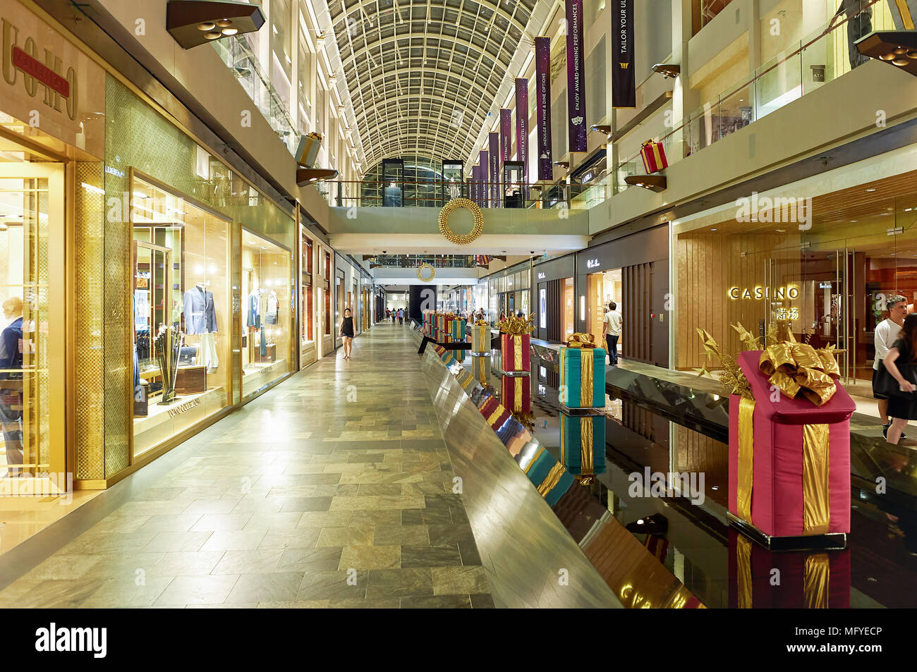 Marina bay sands shopping mall hi-res stock photography and images - Alamy
