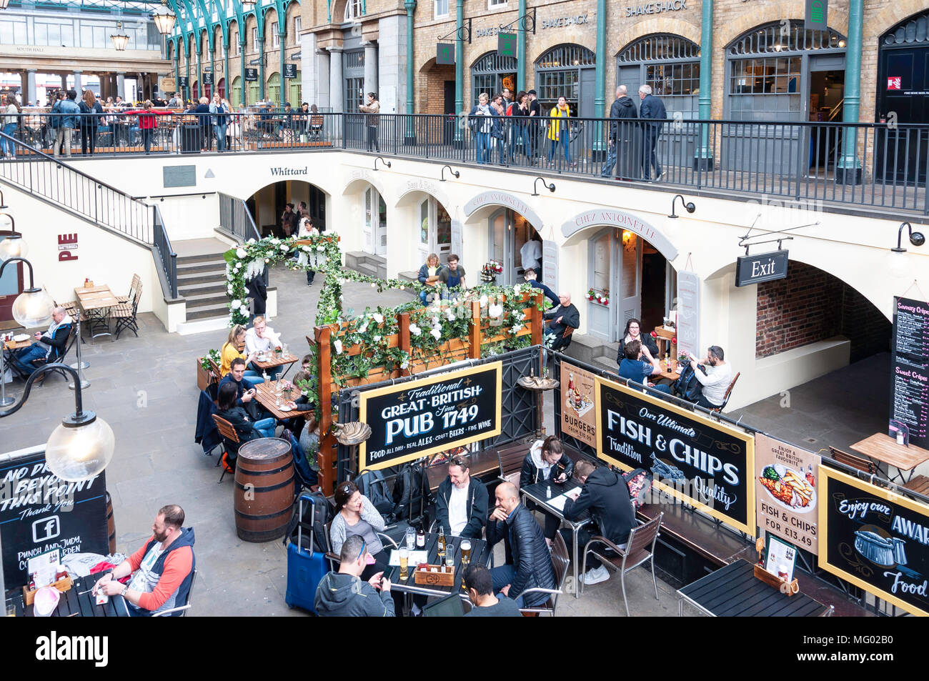 Punch & Judy Pub courtyard garden in Covent Garden Market, Covent Garden, City of Westminster, London, England, United Kingdom Stock Photo