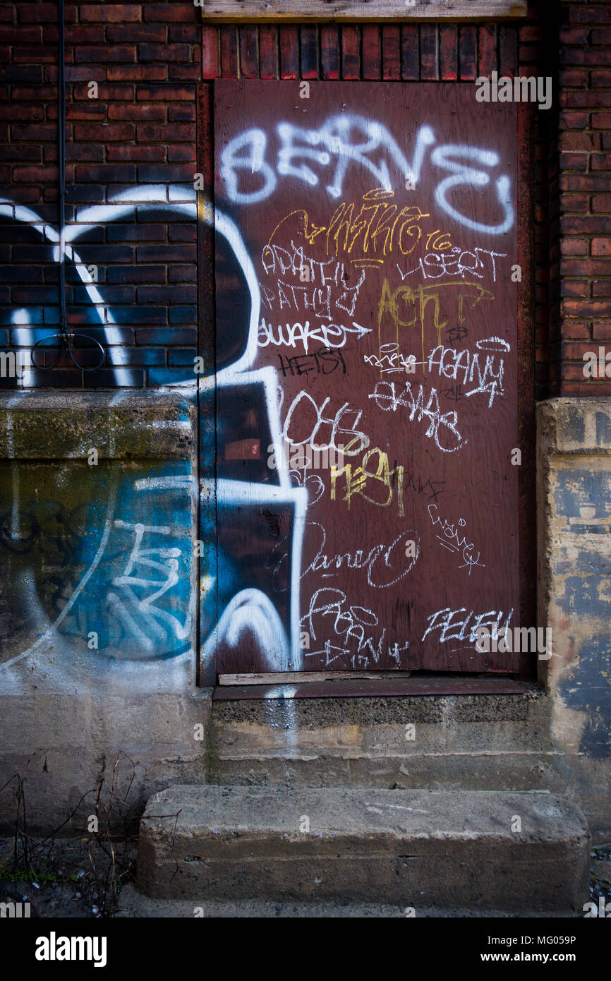 Graffiti covered brick building hi-res stock photography and images - Alamy