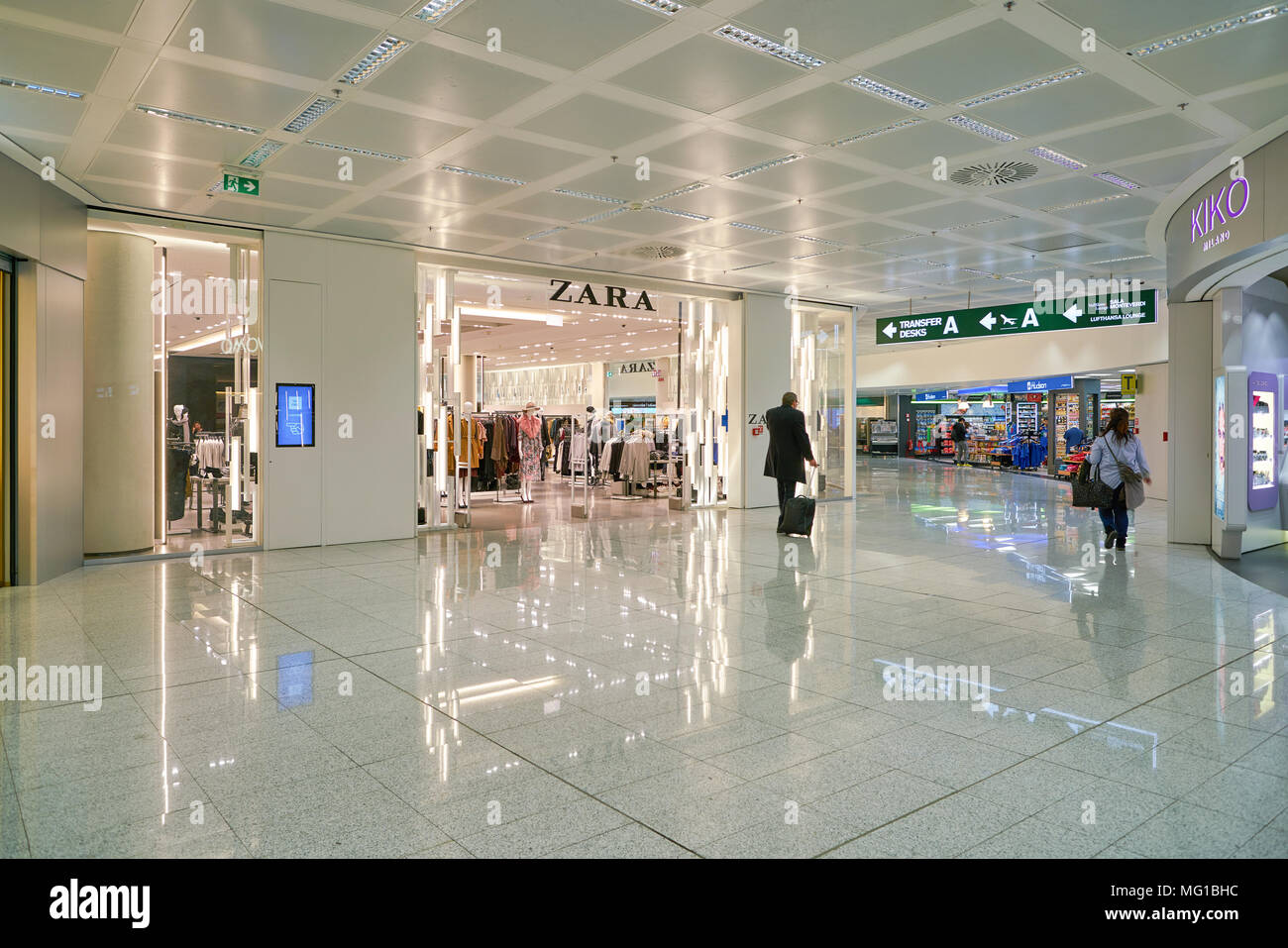 Page 3 - Zara shop inside High Resolution Stock Photography and Images -  Alamy