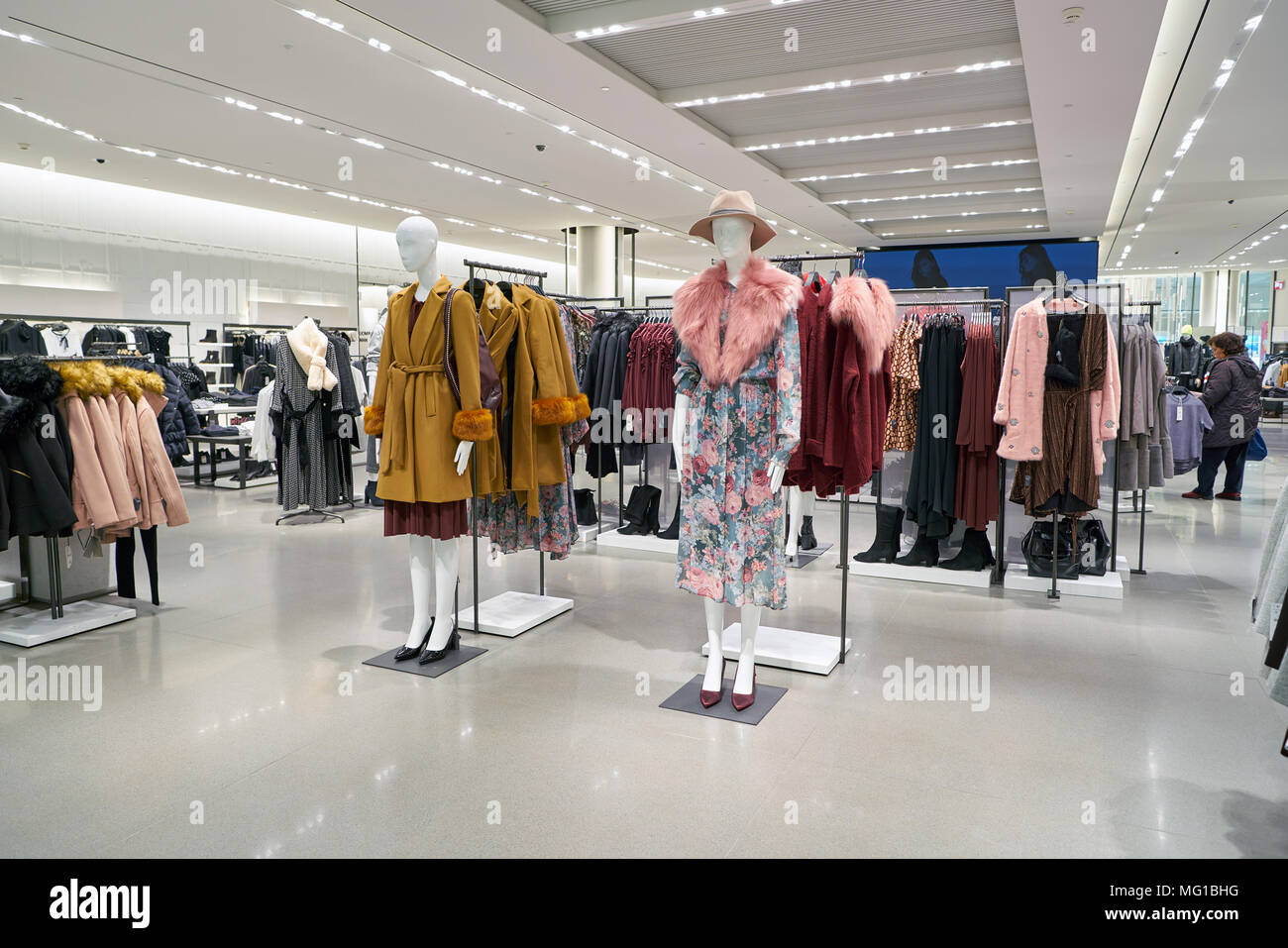 MILAN MALPENSA, ITALY - CIRCA NOVEMBER, 2017: clothing on display at Zara  shop in Milan-Malpensa Airport, Termianl 1 Stock Photo - Alamy