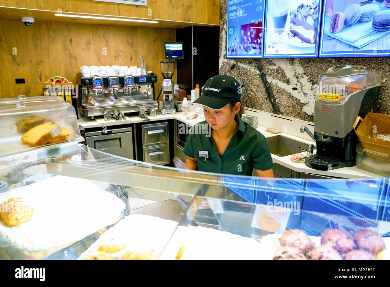 Mccafe Worker Mccafe italy hi-res stock photography and images - Alamy