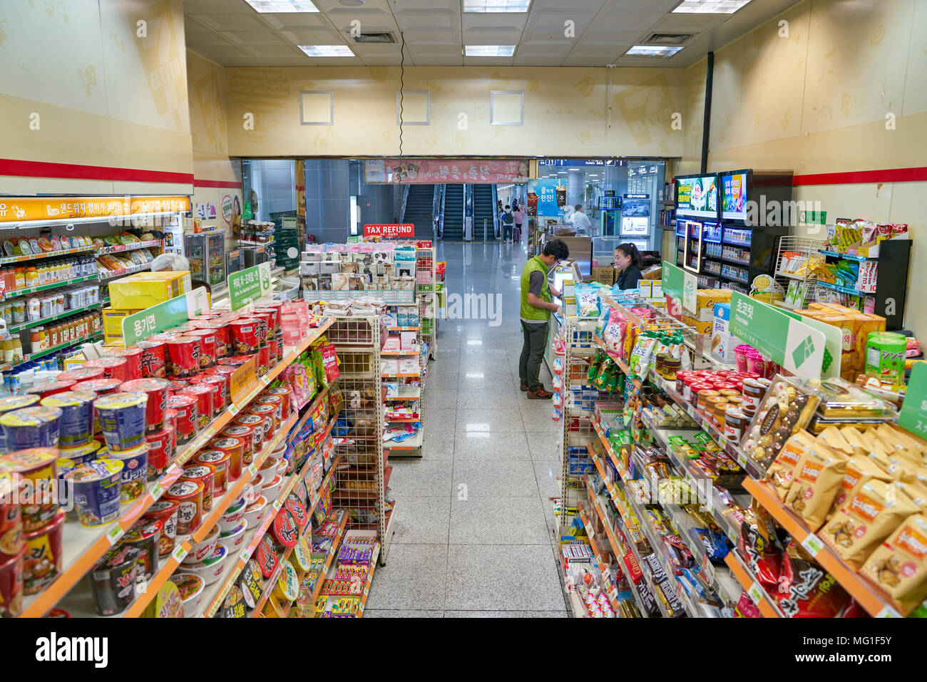 Seven eleven inside hi-res stock photography and images - Alamy