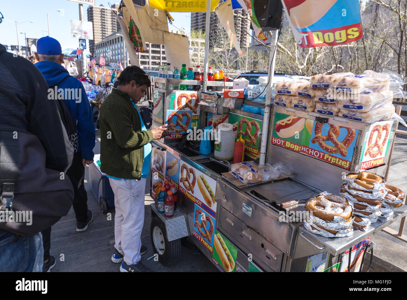 Pretzel cart hi-res stock photography and images - Alamy