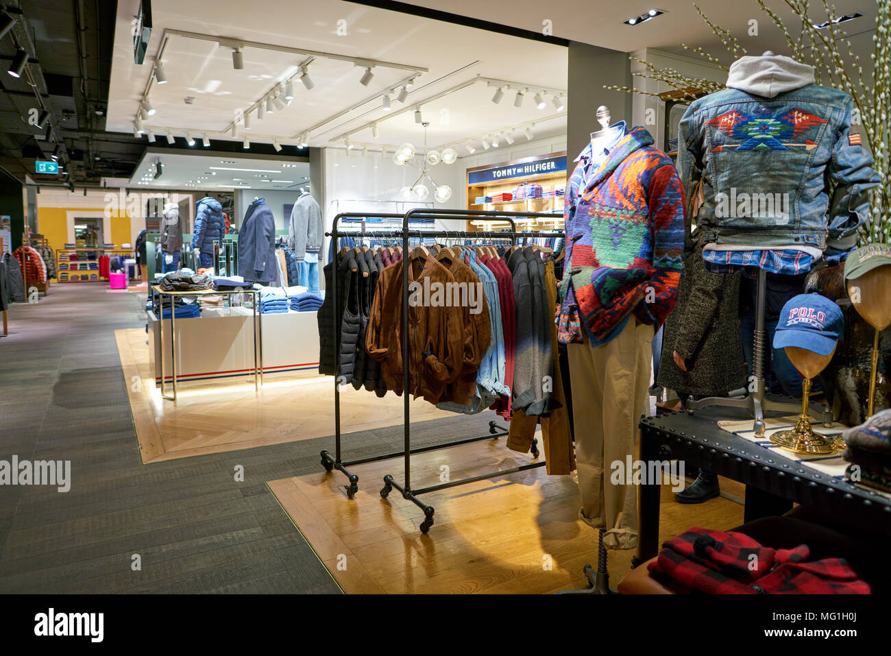 Shop shopping commerce clothing apparel hi-res stock photography and images  - Page 4 - Alamy