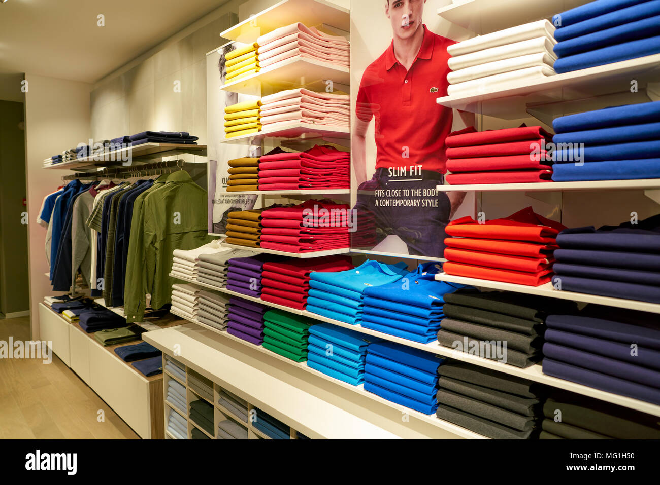 ler folder Næste ROME, ITALY - CIRCA NOVEMBER, 2017: Lacoste clothing on display at a second  flagship store of Rinascente in Rome Stock Photo - Alamy
