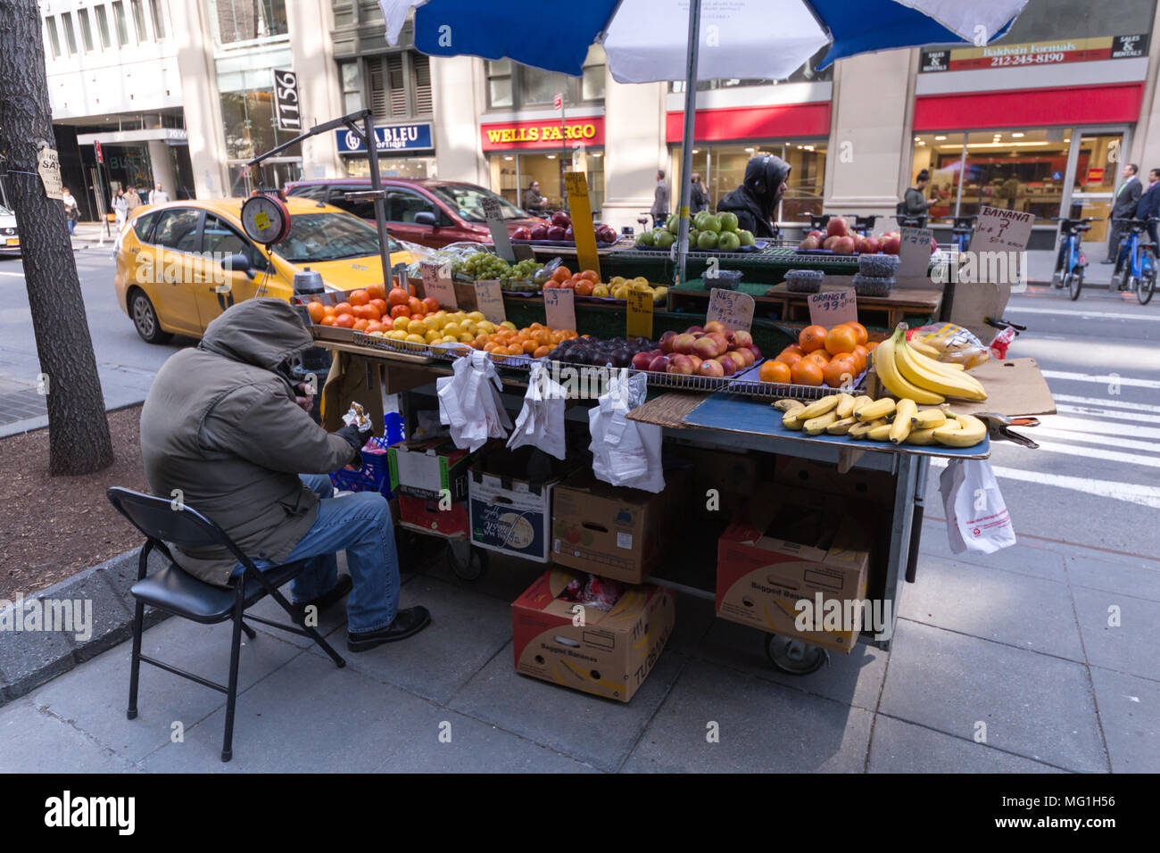 Fruit Vendor on sidewalk, New York City Stock Photo Alamy