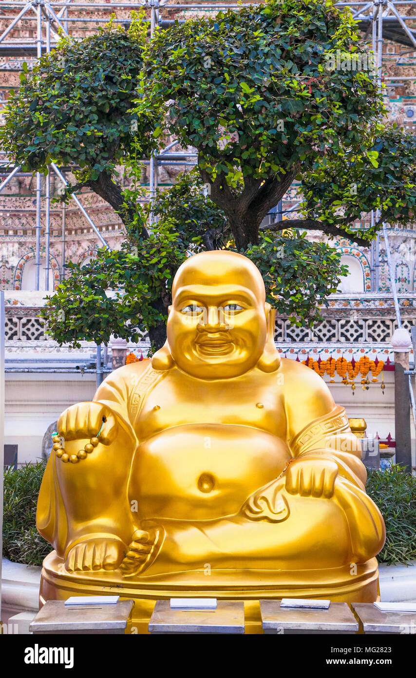 Golden buddha statues at Great Palace Buddhist temple in Bangkok ...