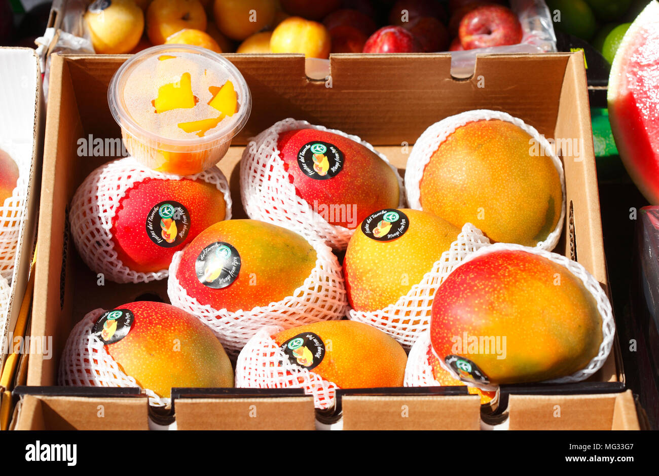 Box of mangoes hi-res stock photography and images - Alamy