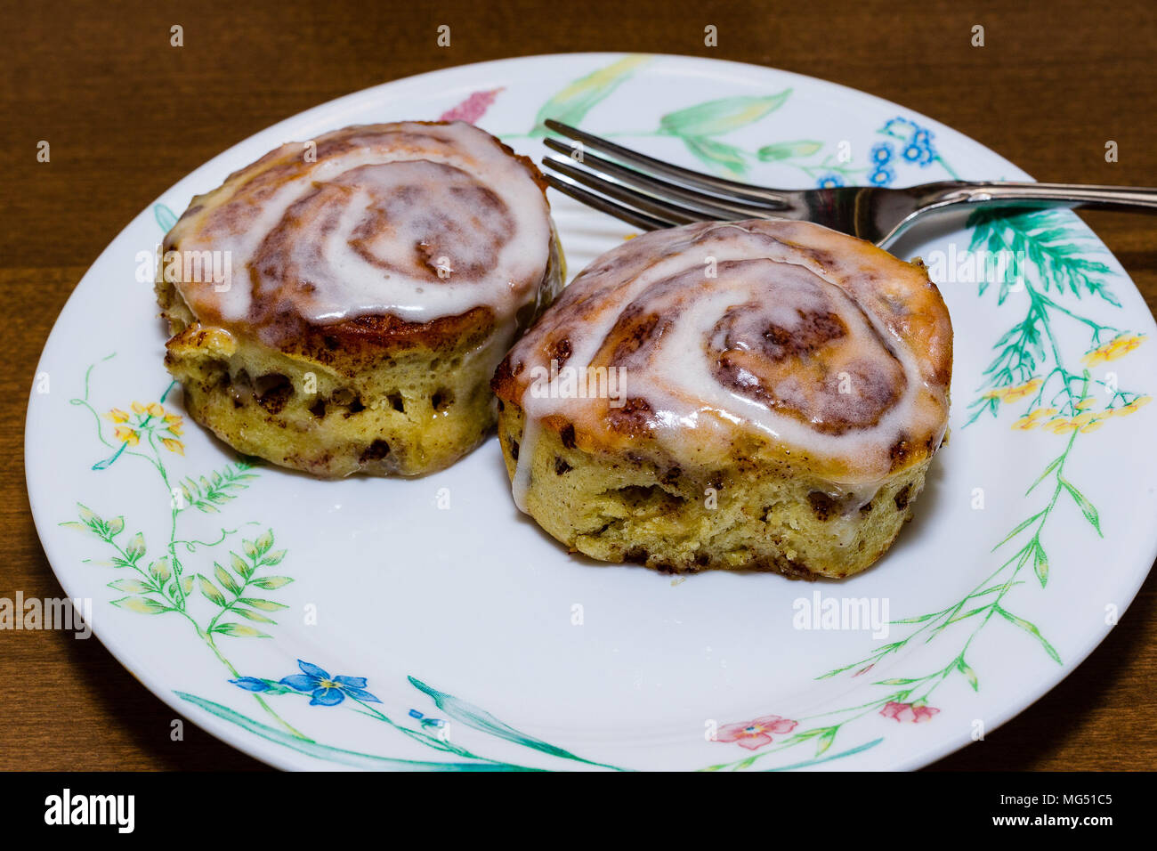 a plate of freshly served up cinnamon rolls Stock Photo - Alamy