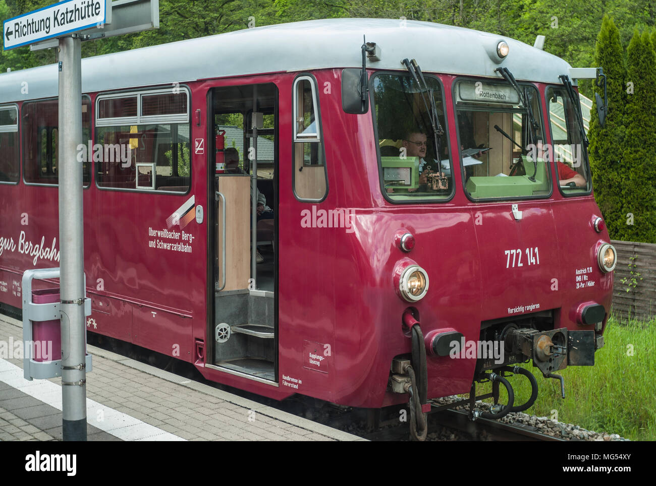 Alter Schienenbus der Deutschen Bahn unterwegs im Schwarzatal. Stock Photo