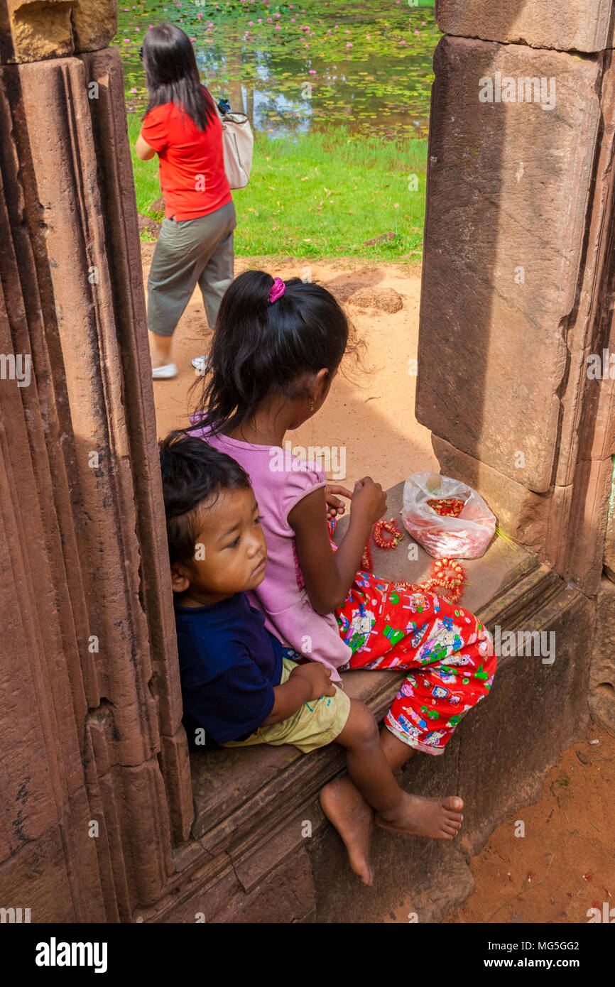Cambodia children hi-res stock photography and images - Page 2 - Alamy