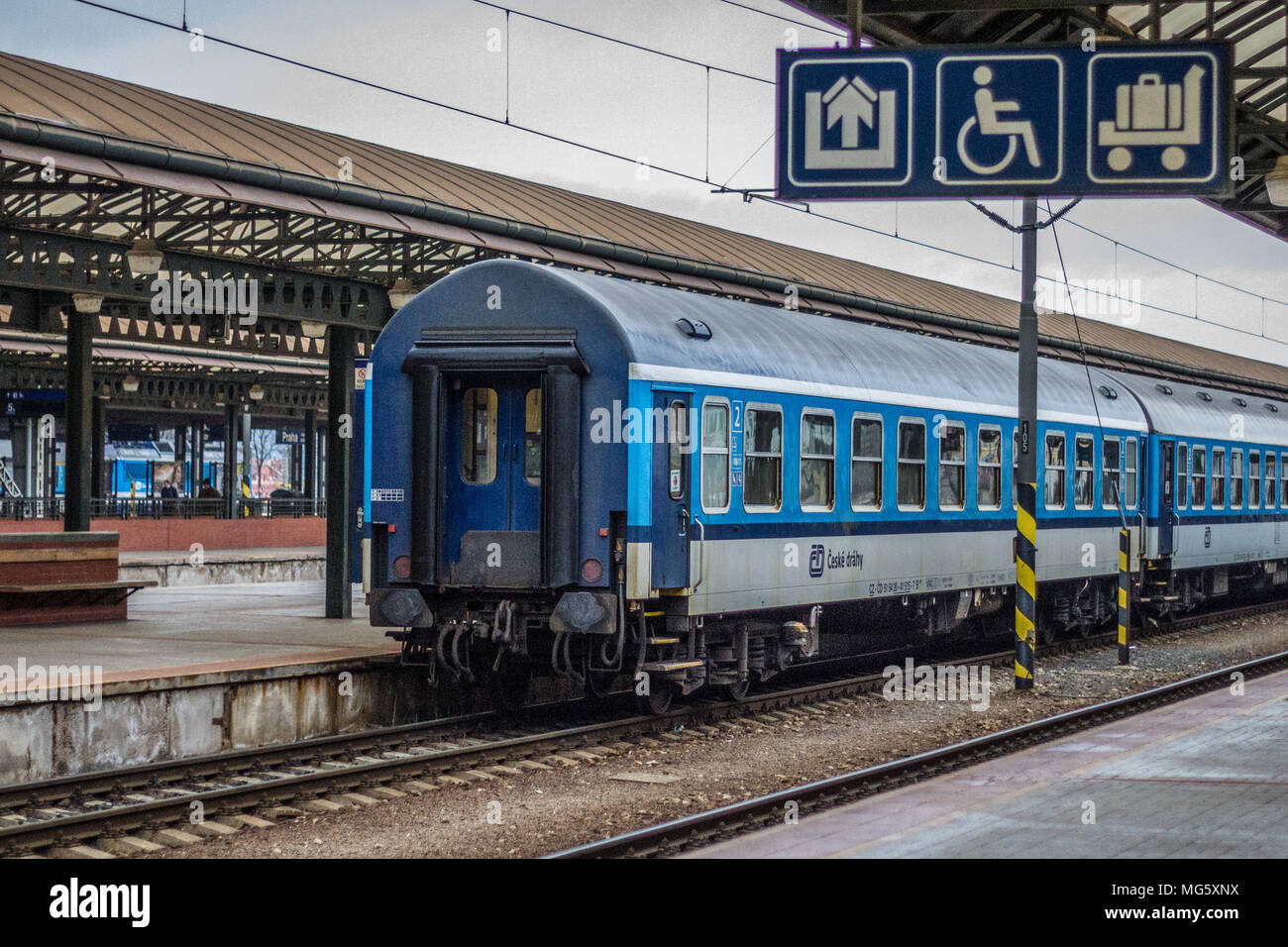 Schnellzug der Tschechischen Bahn im Prager Hauptbahnhof. Die Tage der alten Schnellzugwagen aus DDR-Produktion sind nunmehr auch in Tschechien und der Slowakei gezählt. Stock Photo