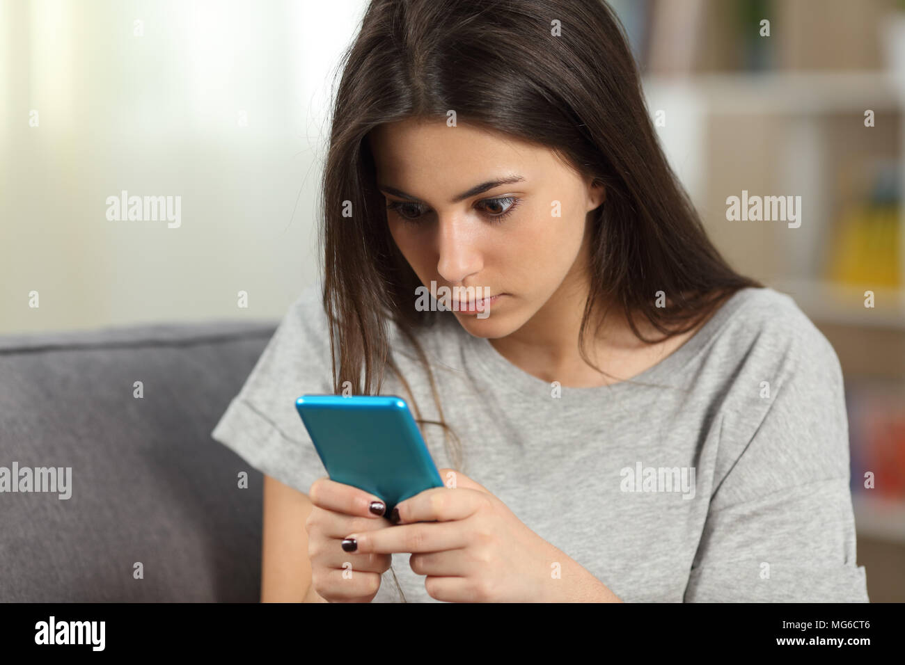 Человек смотрит переписку. Девушка с телефоном. Девушка читает телефон. Девушка переписывается в телефоне. Девушка со смартфоном в руках.