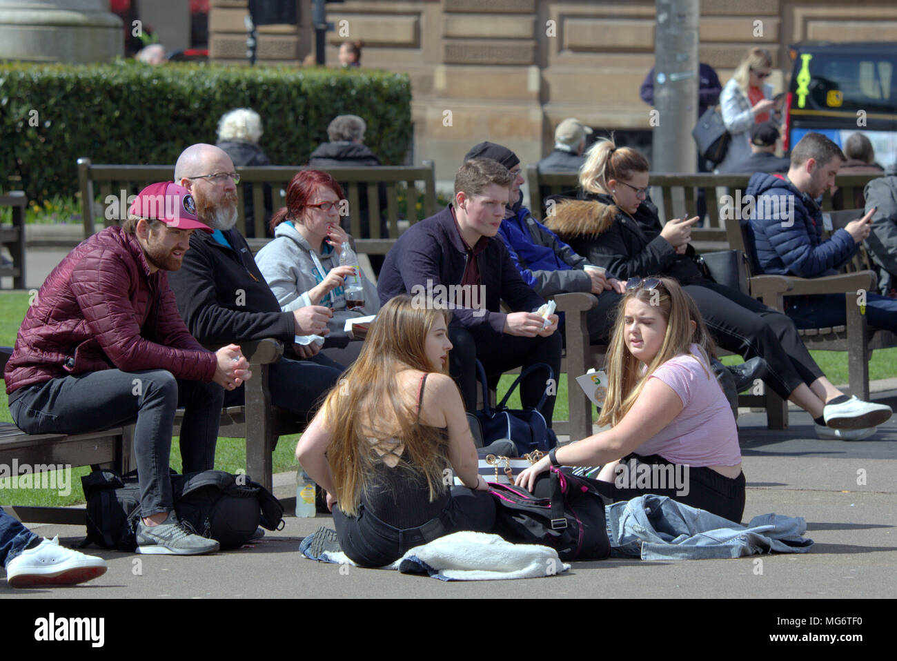 Glasgow, Scotland, UK 27th April. UK Weather: Sunshine comes to the city as the locals and tourists enjoy the hot weather in George Square at the heart of the city. Gerard Ferry/Alamy news Stock Photo