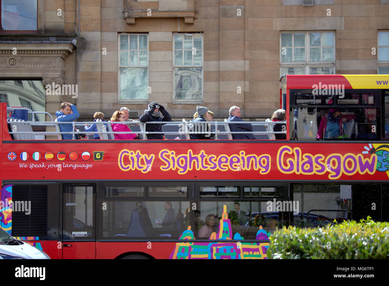 Glasgow, Scotland, UK 27th April. UK Weather: city sightseeing Glasgow bus with tourists Sunshine comes to the city as the locals and tourists enjoy the hot weather in George Square at the heart of the city. Gerard Ferry/Alamy news Stock Photo