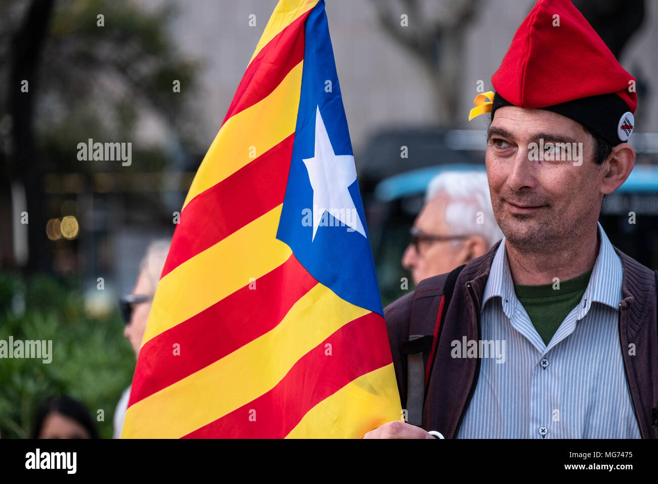 A man with the traditional Catalan hat seen with his flag for the independence of Catalonia. A hundred people have recalled that Catalan political prisoners have been in prison for 1050 days lighting the same number of candles in the Plaza Catalunya in Barcelona Stock Photo