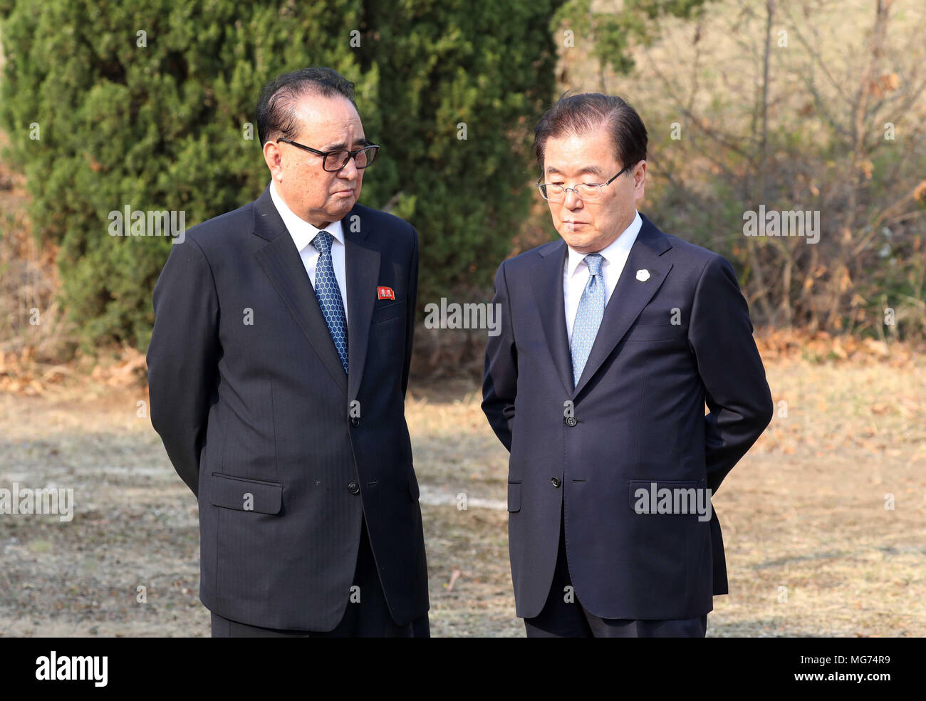 Seoul, South Korea, 27 April 2018. Chung Eui-Yong and Ri Su-Yong, Apr 27, 2018 : South Korea's national security advisor Chung Eui-Yong (R) and North Korea's vice party chairman on international affairs Ri Su-Yong talk after South Korean President Moon Jae-In and North Korean leader Kim Jong-Un attended an event to plant a pine tree at the Panmunjom in the Demilitarized Zone (DMZ) separating the two Koreas in Paju, north of Seoul, South Korea. EDITORIAL USE ONLY Credit: Inter-Korean Summit Press Corps/Pool/AFLO/Alamy Live News Stock Photo