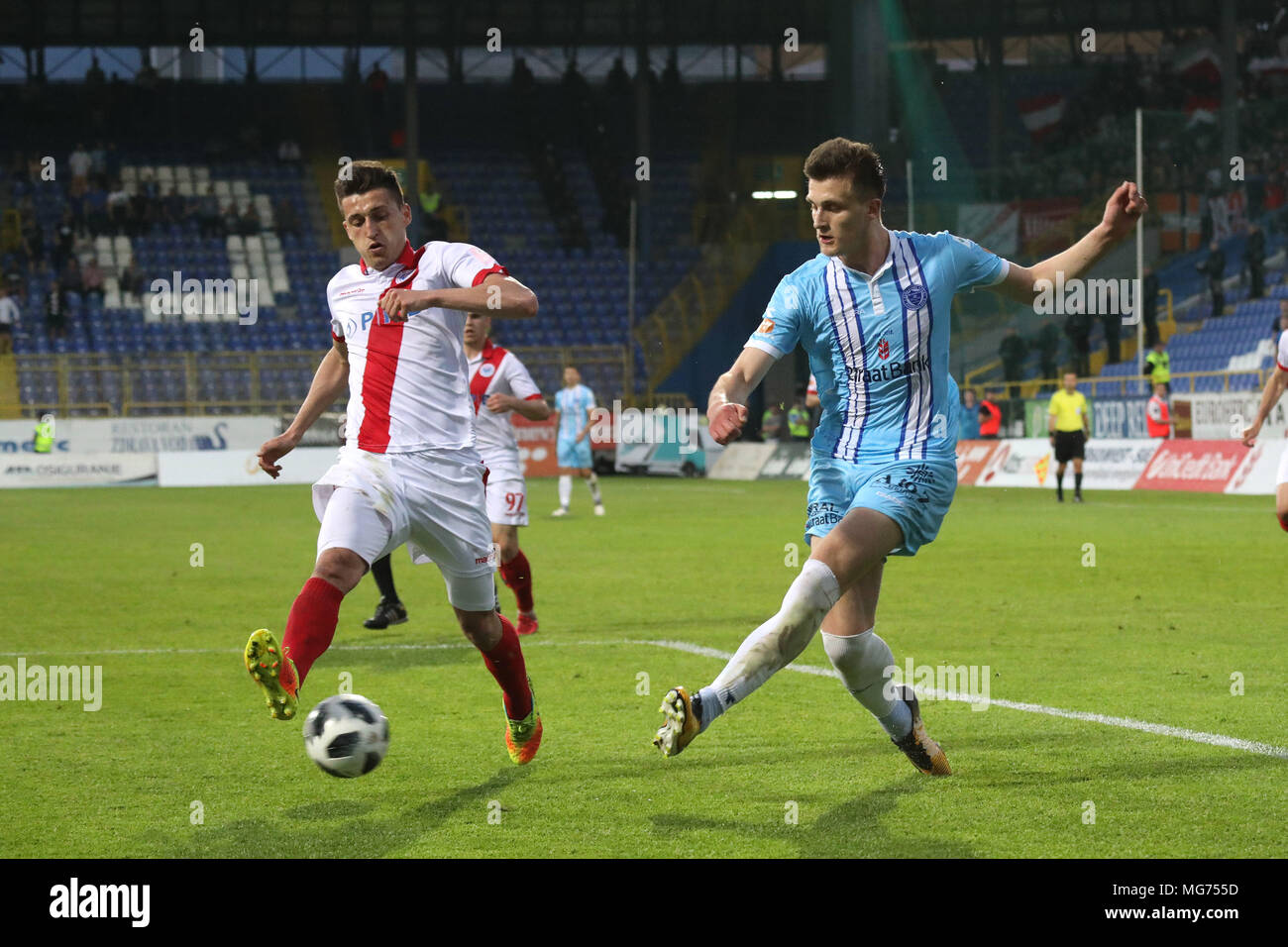 (r-l) Isael da Silva Barbosa of Ferencvarosi TC challenges Dzenan