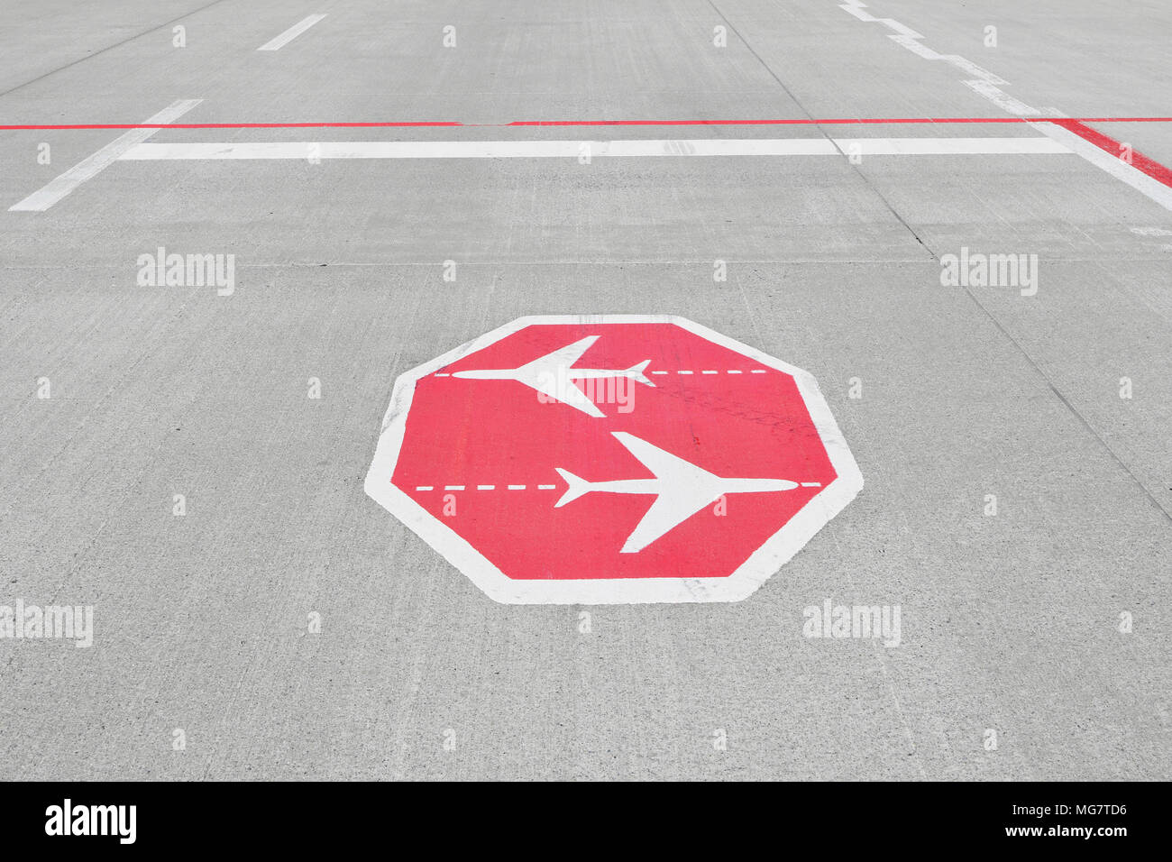 stop, stopp, sign, mark, 2, two, aircrafts, crossing, Airfield, Aircraft crossing, Aircraft, Airplane, Plane, Airport Munich, MUC, Germany, Stock Photo