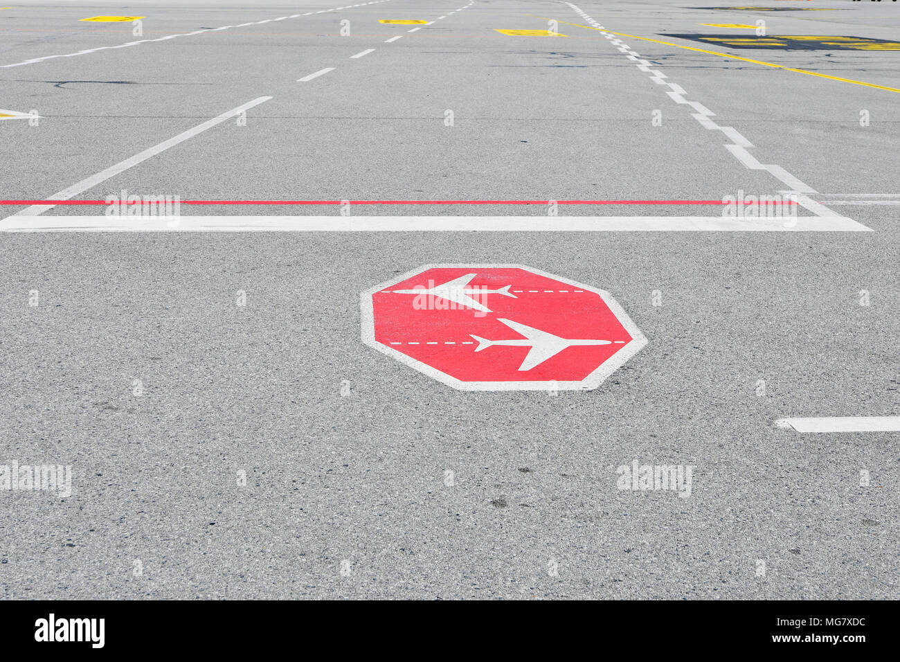 stop, stopp, sign, mark, 2, two, aircrafts, crossing, Airfield, Aircraft crossing, Aircraft, Airplane, Plane, Airport Munich, MUC, Germany, Stock Photo