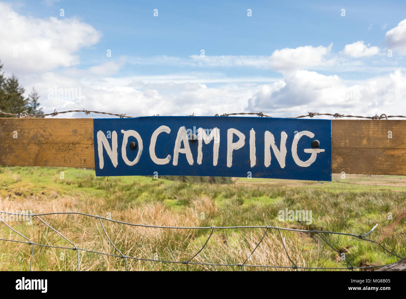 No camping sign on fence in Scotland, UK Stock Photo