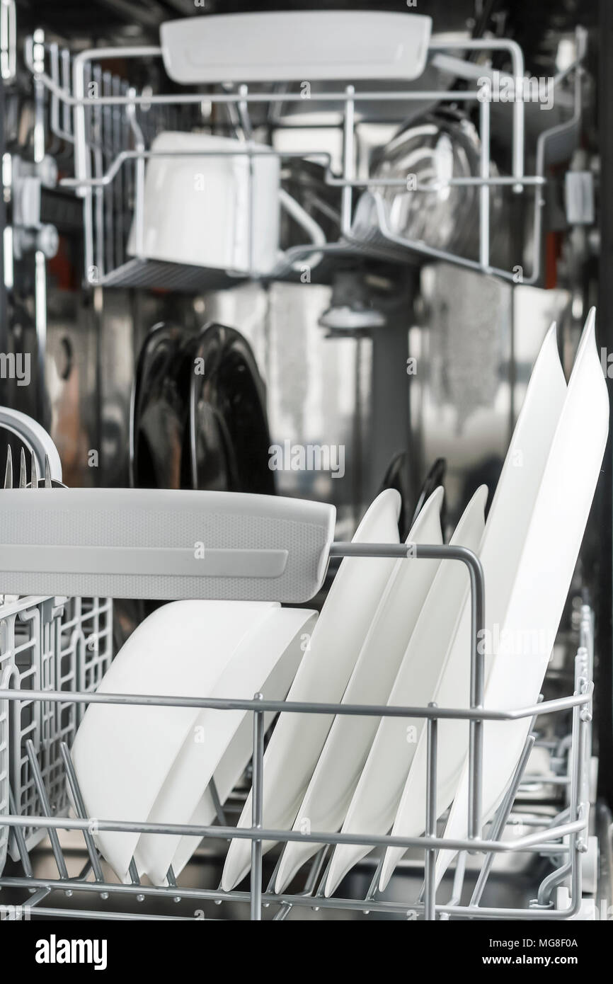 La machine lave-vaisselle automatique Photo Stock - Alamy