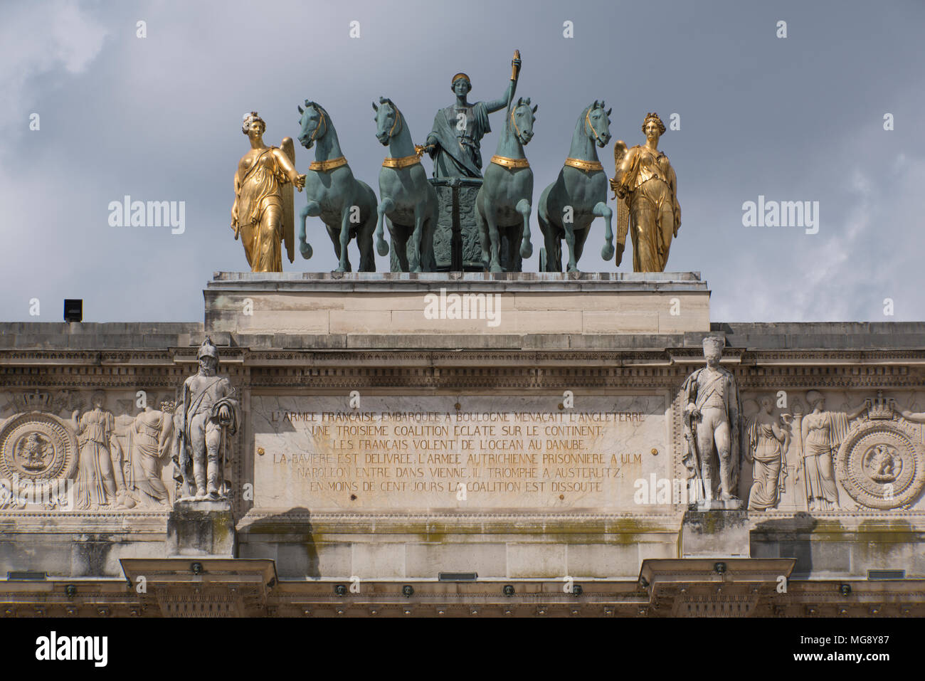 Statues on top of the Arc de Triomphe du Carrousel, Musée du Louvre, Paris Stock Photo