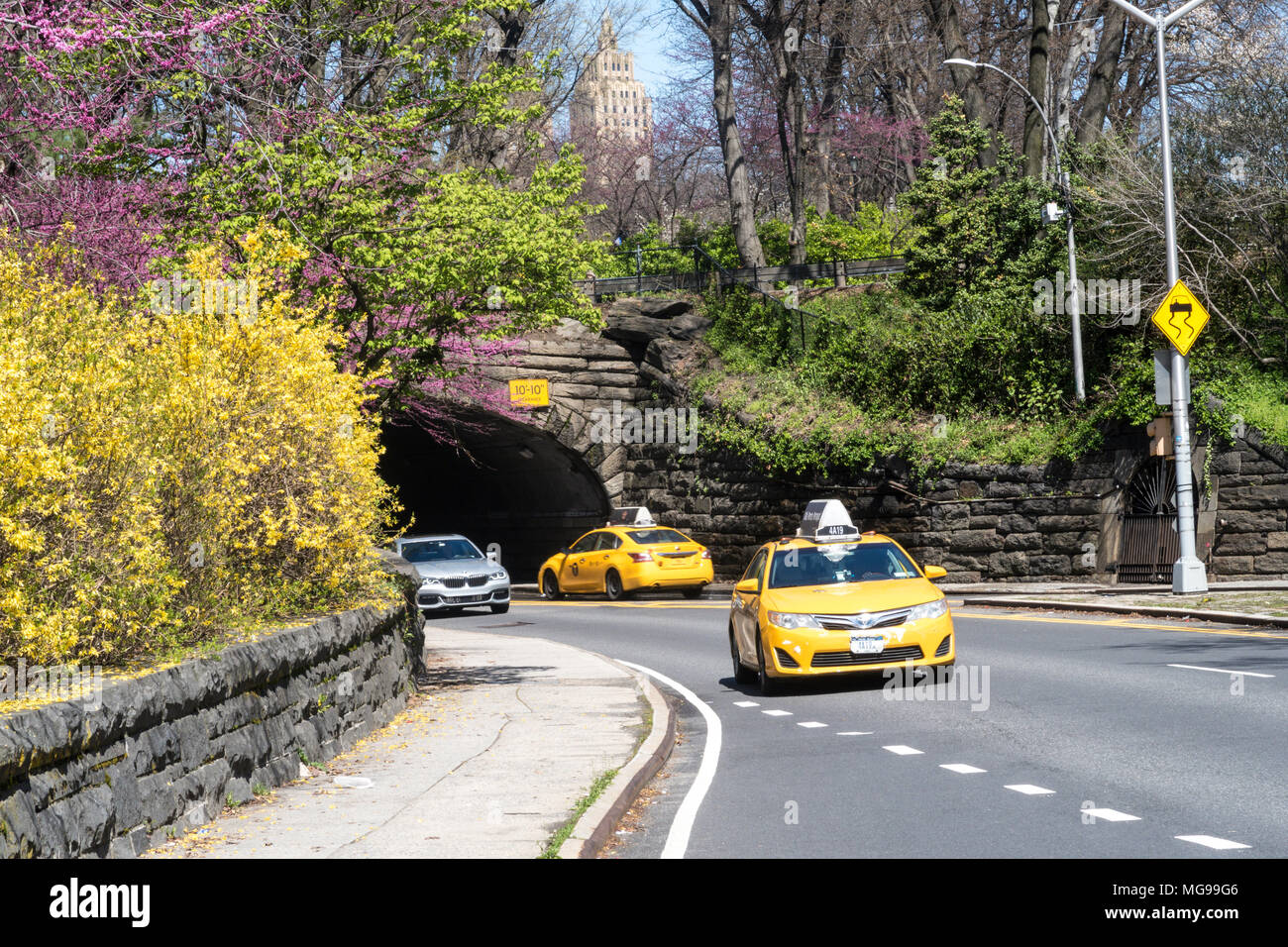 Traffic on the 86th Street Transverse through Central Park, NYC, USA Stock Photo - Alamy