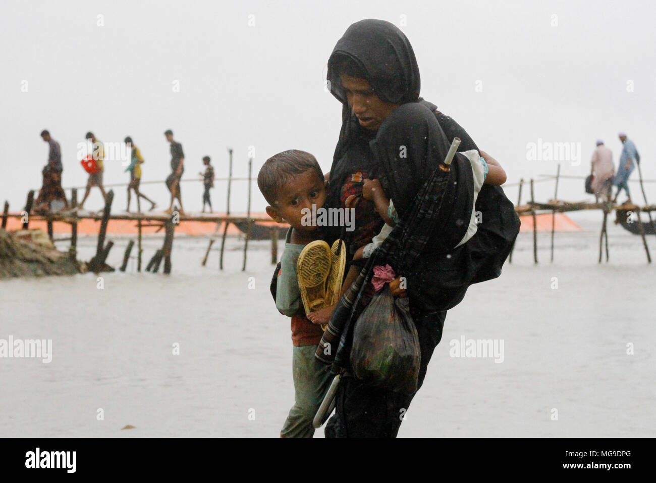 Bangladesh: Rohingya refugees fleeing military operation in Myanmar’s Rakhine state, entered Bangladesh territory to take shelter in Cox’s Bazar, Bangladesh on September 28, 2017. Over half a million Rohingya refugees from Myanmar’s Rakhine state, have crosses into Bangladesh since August 25, 2017 according to UN. The Myanmar military's latest campaign against the Rohingyas began after the attack on multiple police posts in Rakhine state. © Rehman Asad/Alamy Stock Photo Stock Photo