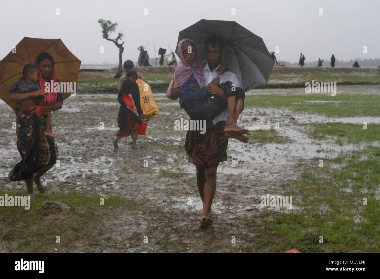 Bangladesh: Rohingya refugees fleeing military operation in Myanmar’s Rakhine state, entered Bangladesh territory to take shelter in Cox’s Bazar, Bangladesh on September 28, 2017. Over half a million Rohingya refugees from Myanmar’s Rakhine state, have crosses into Bangladesh since August 25, 2017 according to UN. The Myanmar military's latest campaign against the Rohingyas began after the attack on multiple police posts in Rakhine state. © Rehman Asad/Alamy Stock Photo Stock Photo