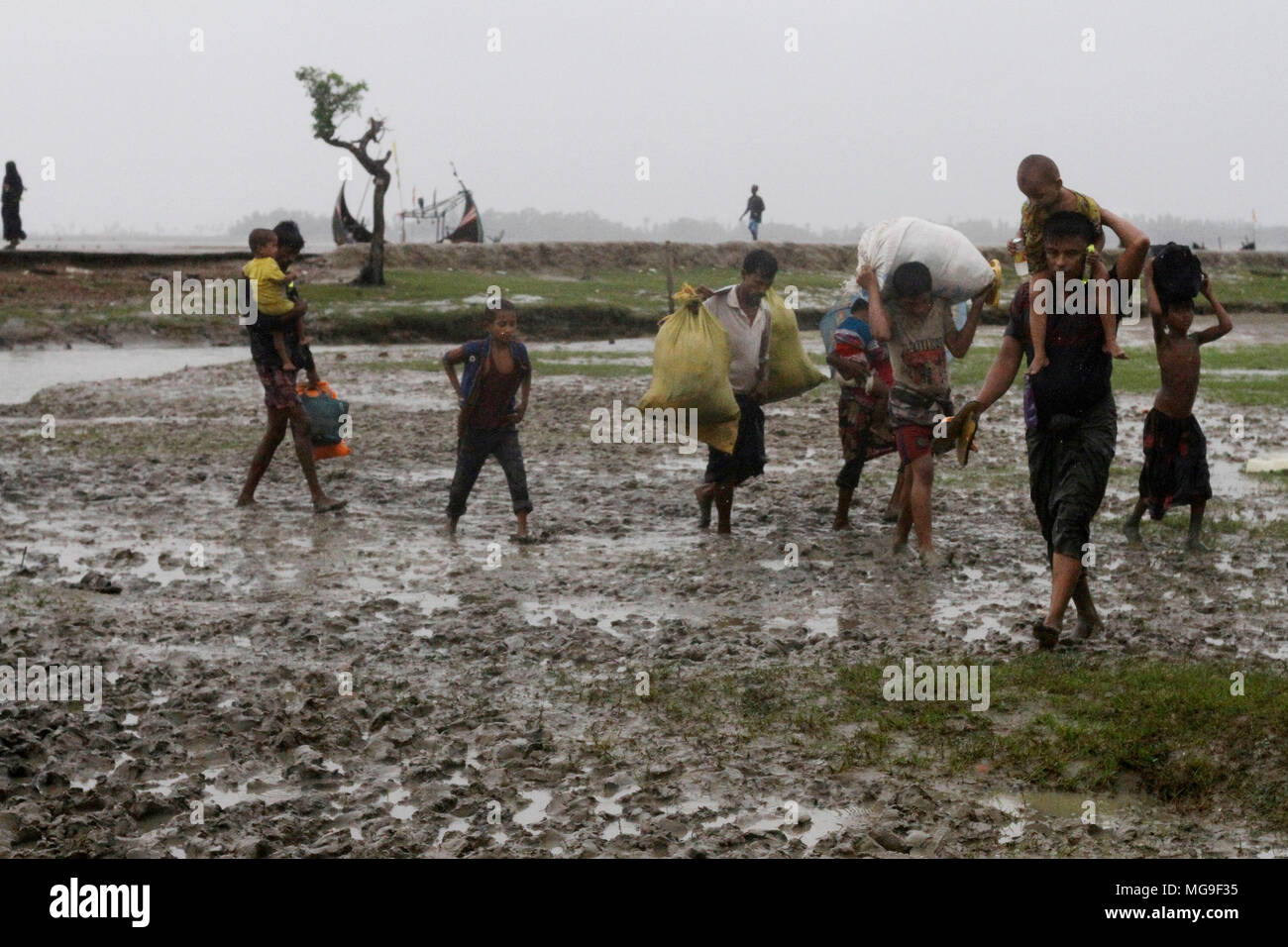 Bangladesh: Rohingya refugees fleeing military operation in Myanmar’s Rakhine state, entered Bangladesh territory to take shelter in Cox’s Bazar, Bangladesh on September 28, 2017. Over half a million Rohingya refugees from Myanmar’s Rakhine state, have crosses into Bangladesh since August 25, 2017 according to UN. The Myanmar military's latest campaign against the Rohingyas began after the attack on multiple police posts in Rakhine state. © Rehman Asad/Alamy Stock Photo Stock Photo