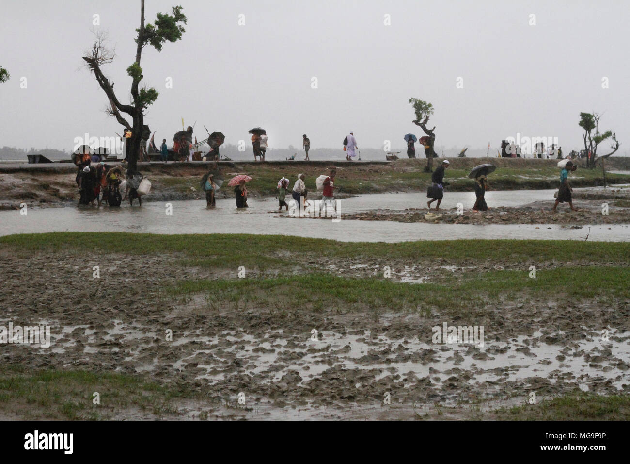 Bangladesh: Rohingya refugees fleeing military operation in Myanmar’s Rakhine state, entered Bangladesh territory to take shelter in Cox’s Bazar, Bangladesh on September 28, 2017. Over half a million Rohingya refugees from Myanmar’s Rakhine state, have crosses into Bangladesh since August 25, 2017 according to UN. The Myanmar military's latest campaign against the Rohingyas began after the attack on multiple police posts in Rakhine state. © Rehman Asad/Alamy Stock Photo Stock Photo