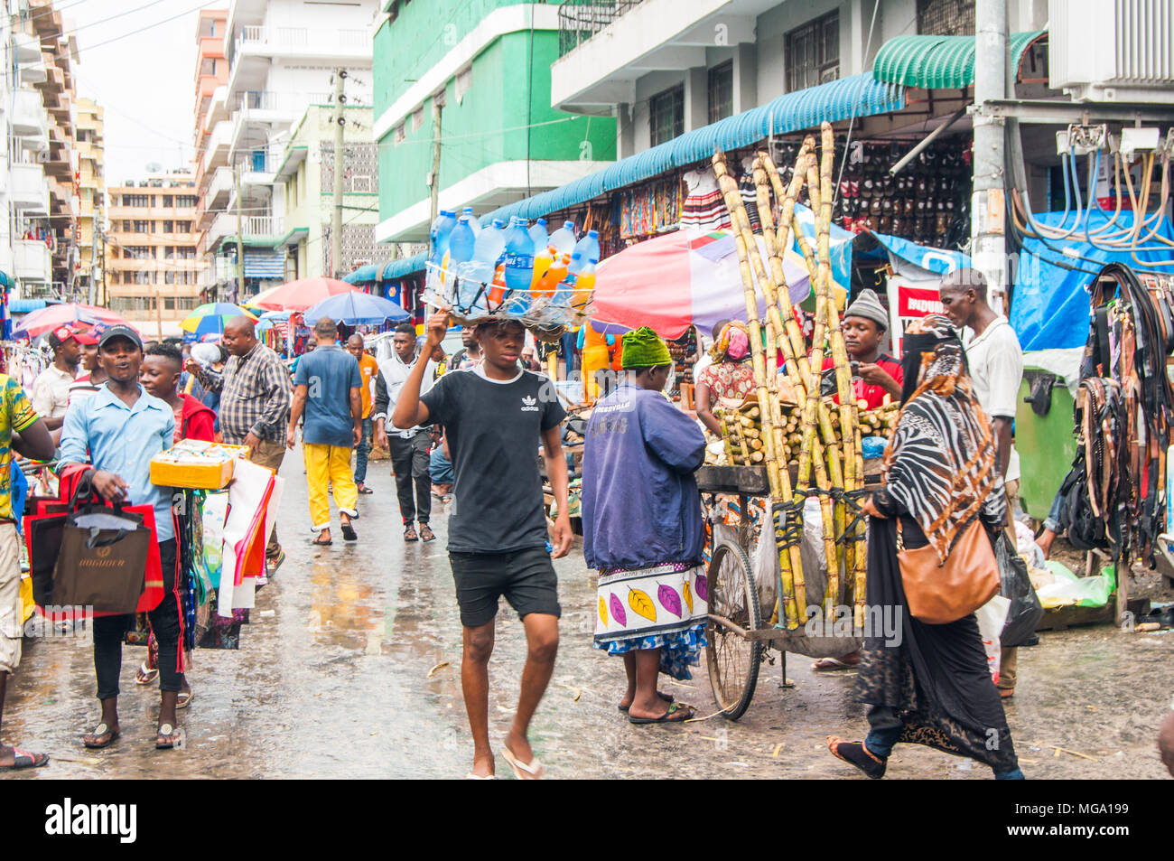 Street stalls and pedestrians in Kariakoo, Dar es Salaam, Tanzania Stock Photo