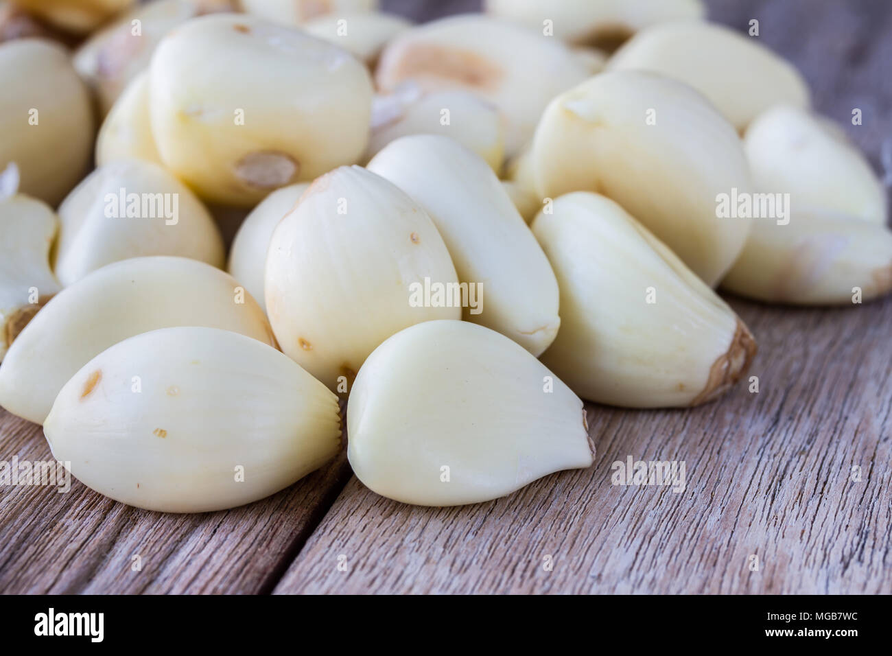 peeled garlic on wooden table Stock Photo - Alamy