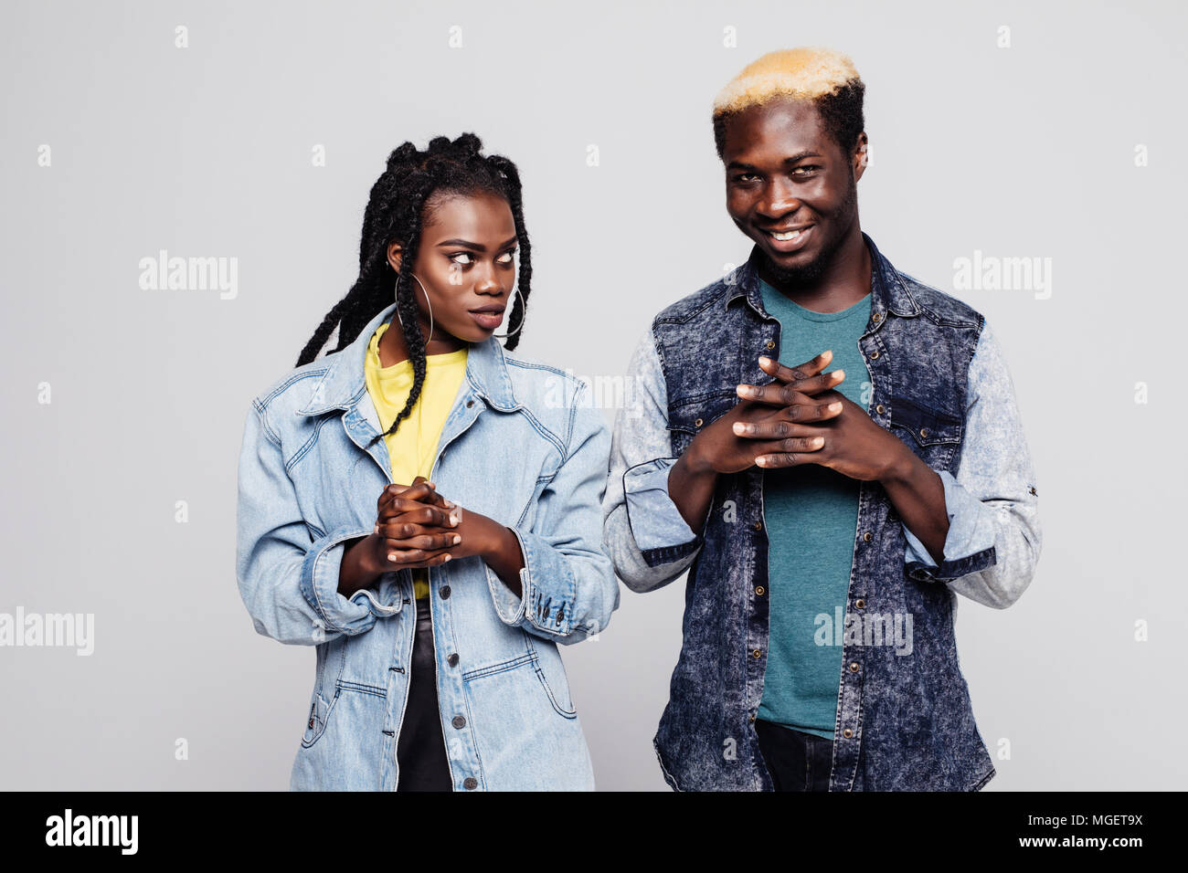 Portrait of confused young african couple dressed in summer clothes ...