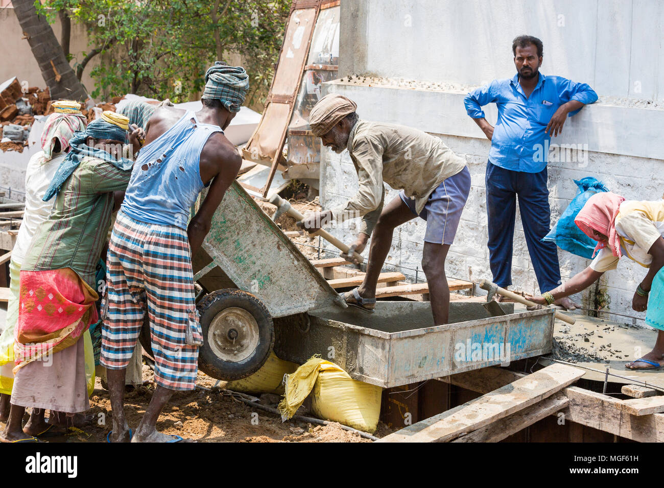 Poor workers construction hi-res stock photography and images 