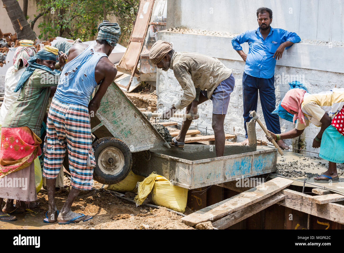 Poor workers construction hi-res stock photography and images 