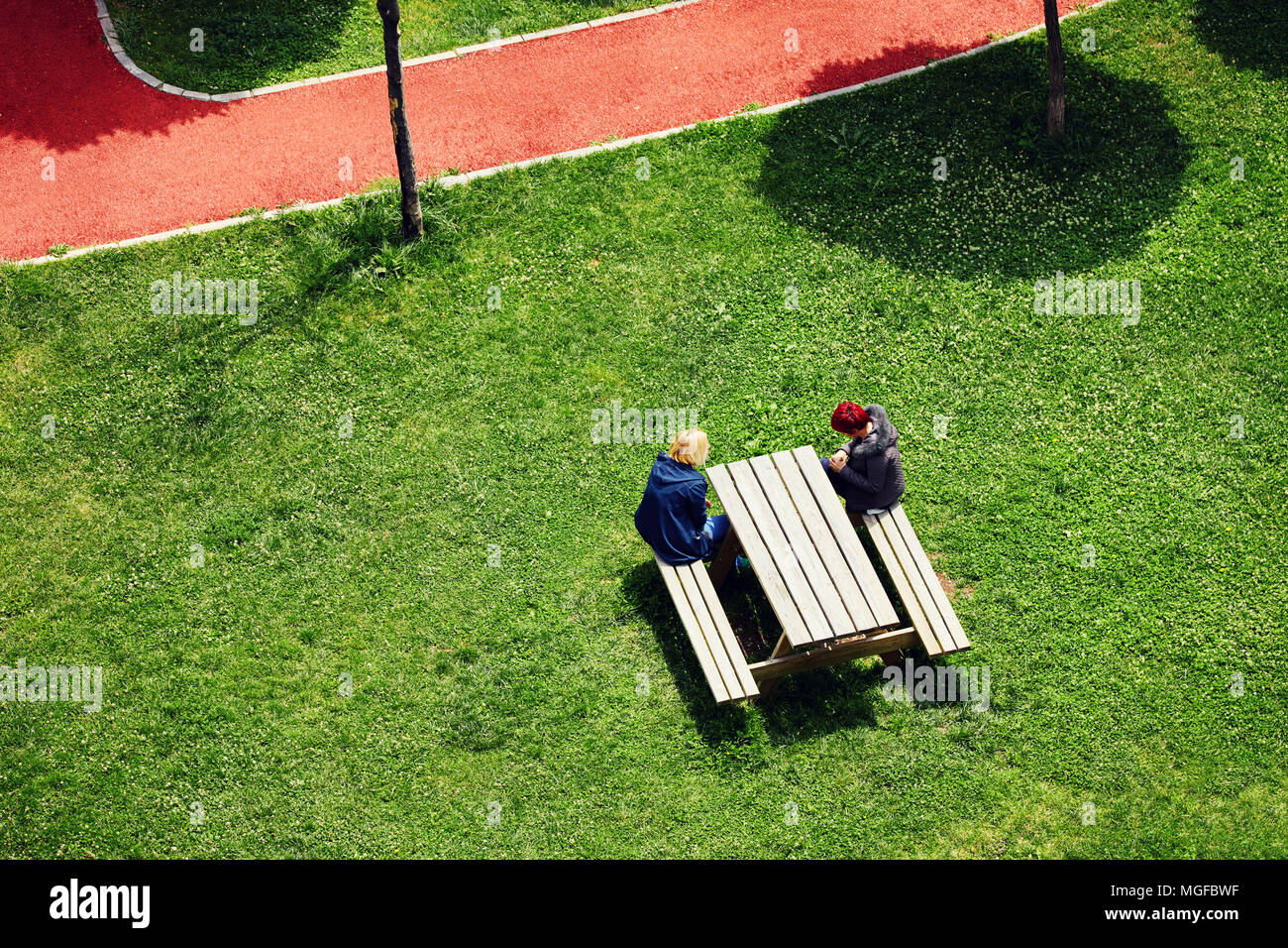 Two elderly women sitting talking hi-res stock photography and images ...