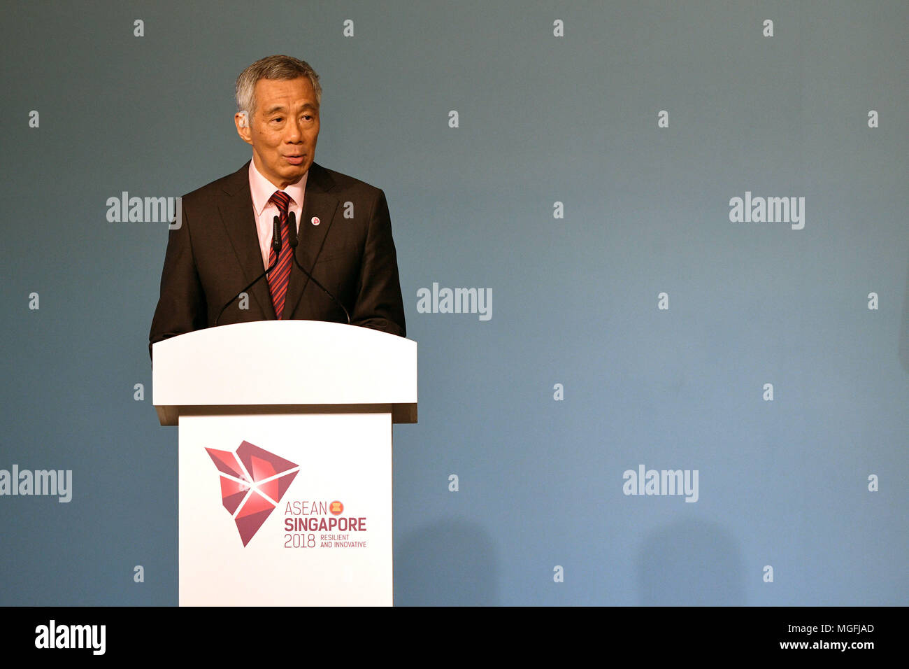 (180428) -- SINGAPORE, April 28, 2018 (Xinhua) -- Singapore's Prime Minister Lee Hsien Loong speaks at the opening ceremony of the 32nd ASEAN Summit held in Singapore on April 28, 2018. The 32nd summit of the Association of Southeast Asian Nations (ASEAN) concluded here Saturday, reaffirming the bloc's cooperation and common vision. (Xinhua/Then Chih Wey) (srb) Stock Photo