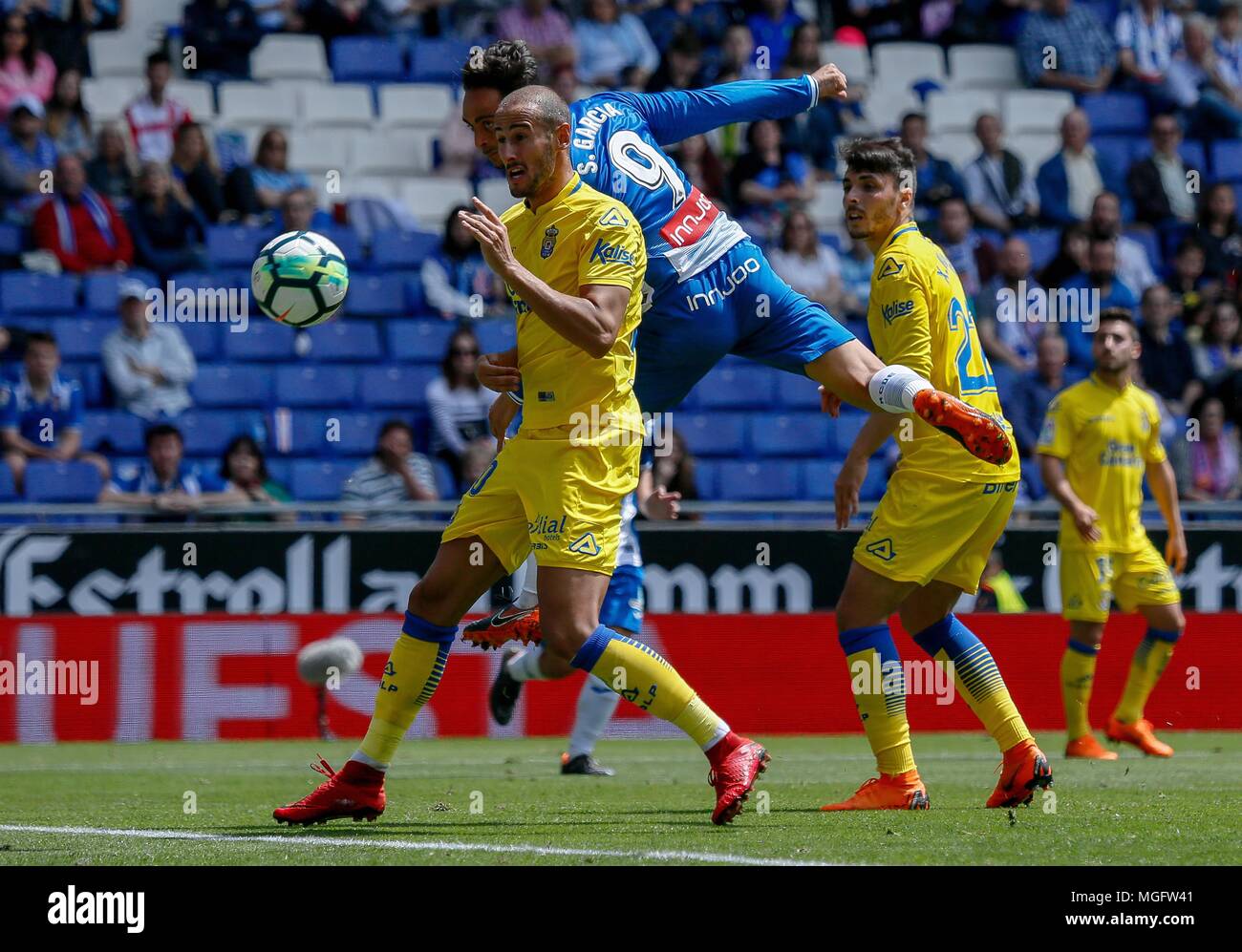 Barcelona, Spain. 28th Apr, 2018. RCD Espanyol's Sergio Garcia (C) competes during a Spanish league match between RCD Espanyol and Las Palmas in Barcelona, Spain, on April 28, 2018. The match ended 1-1. Credit: Joan Gosa/Xinhua/Alamy Live News Stock Photo