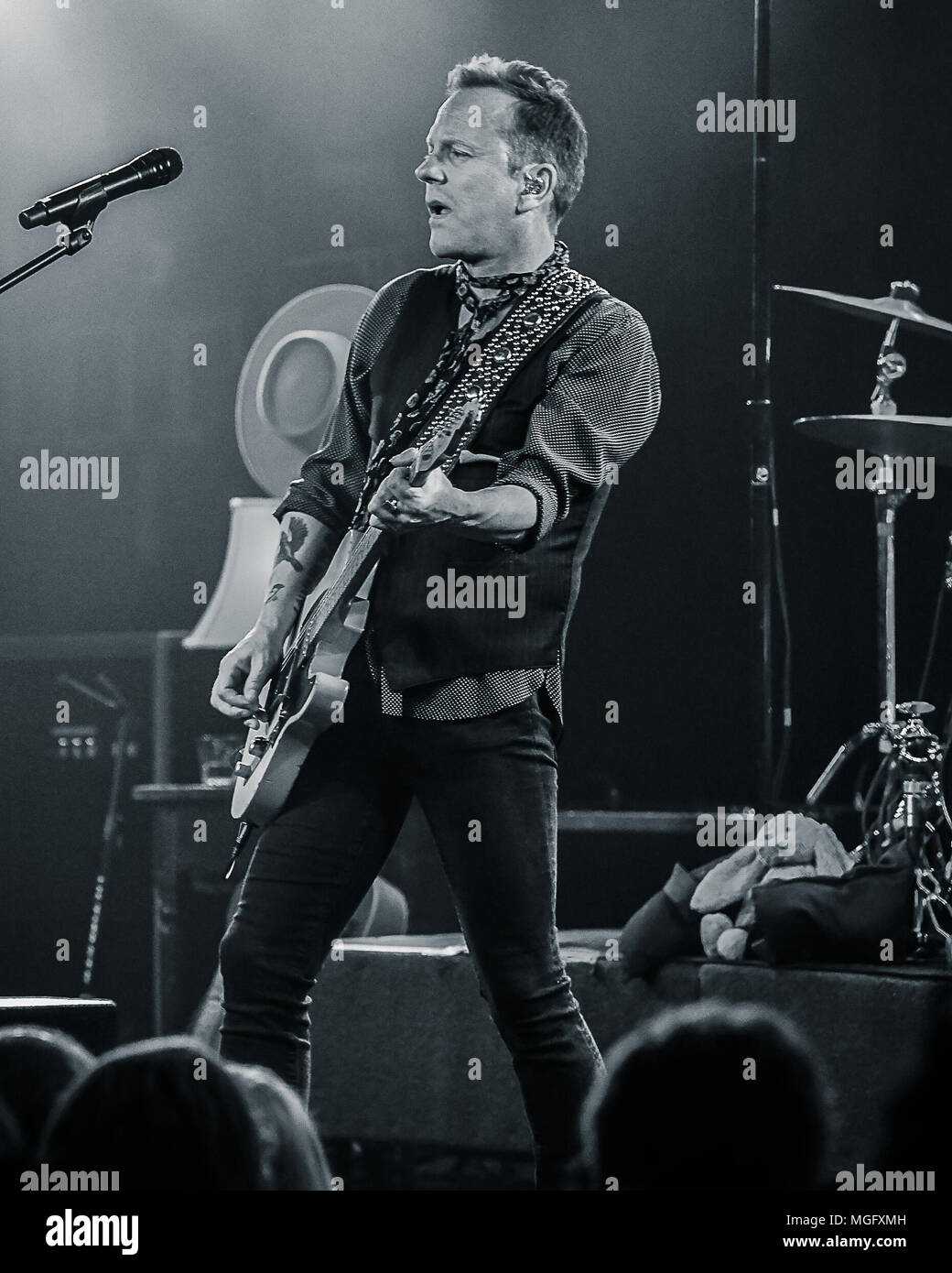 Tv series 2001 2010 usa hires stock photography and images Alamy