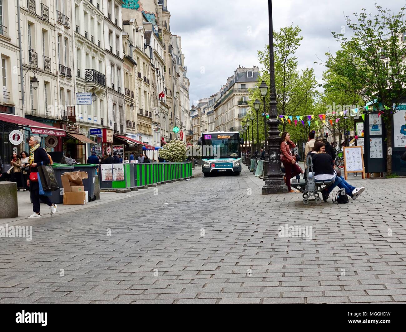 Bus 69 to Gambetta pulling in to the Saint Paul, Rue Saint Antoine stop, Paris, France. Stock Photo